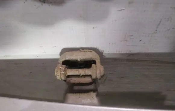 Tailgate/trunk/boot hinge