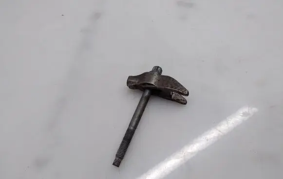 Peugeot 3008 II Fuel Injector clamp holder 9811760780