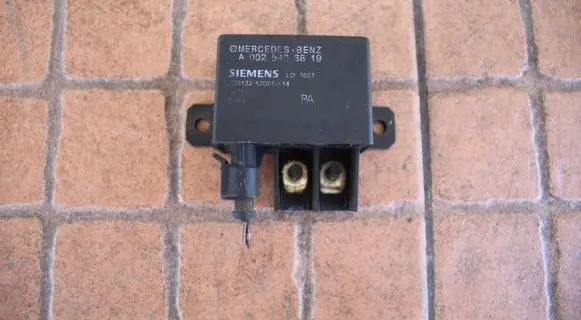 Mercedes-Benz E W210 Battery relay fuse A0025423819