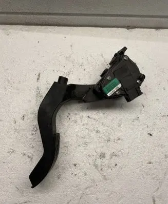 Audi A6 S6 C5 4B Accelerator throttle pedal bracket 8D1721523E