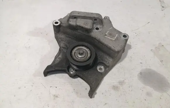 Opel Zafira B Engine mounting bracket 55210531