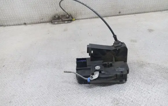 Opel Vivaro Front door lock 91166227