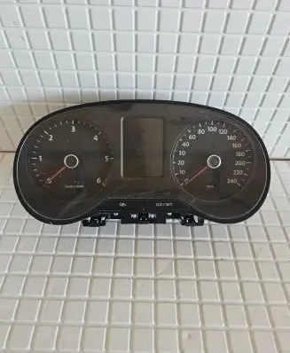 Volkswagen Polo V 6R Speedometer (instrument cluster) 6R0920861J 1220701926 V031410811