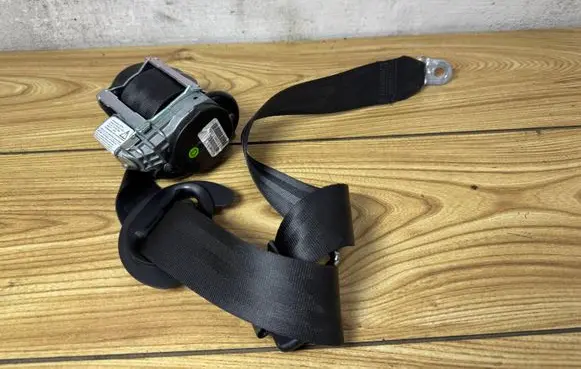 Volkswagen Golf VI Front seatbelt 6178968F1A