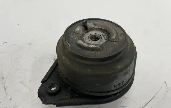 Mercedes-Benz R W251 Engine mount bracket A2512402717