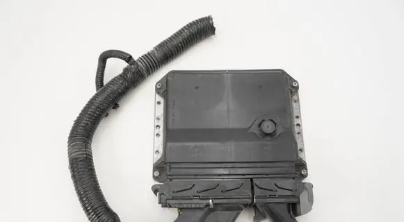 Toyota Avensis T270 Engine control unit/module 8966105L10
