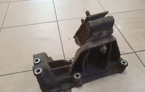 Iveco Daily 3rd gen Engine mounting bracket