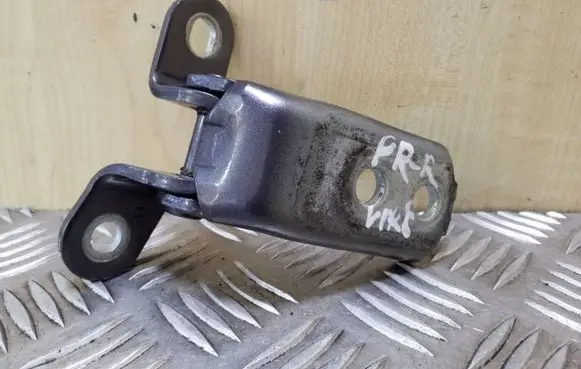 Toyota Avensis T270 Front door upper hinge