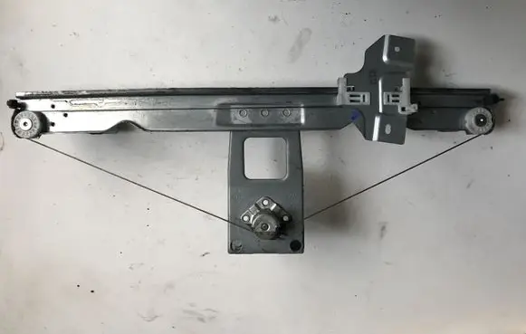 Dacia Sandero Front door manual window regulator 8200733826