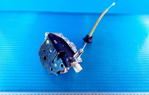 Audi A3 S3 A3 Sportback 8P Front door lock 4F2837015