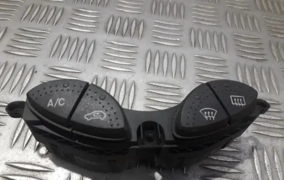 Ford Focus Windscreen/window heater switch 98AG19A945