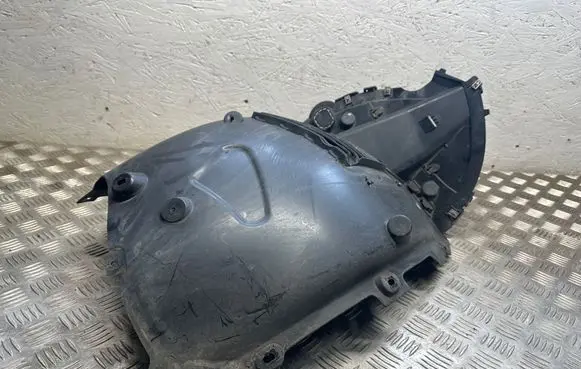 Front wheel arch liner splash guards