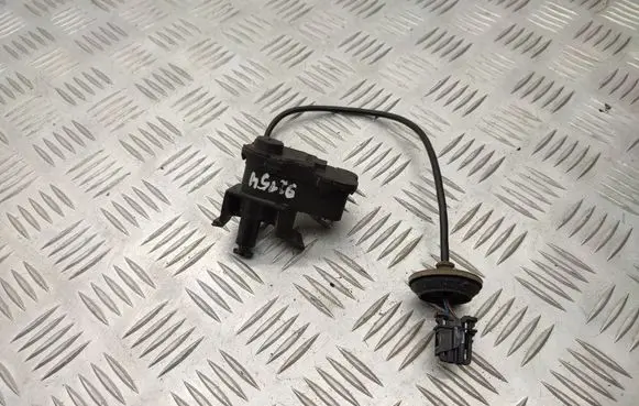 Fuel tank cap lock