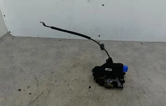 Volkswagen Golf V Front door lock 3D1837016