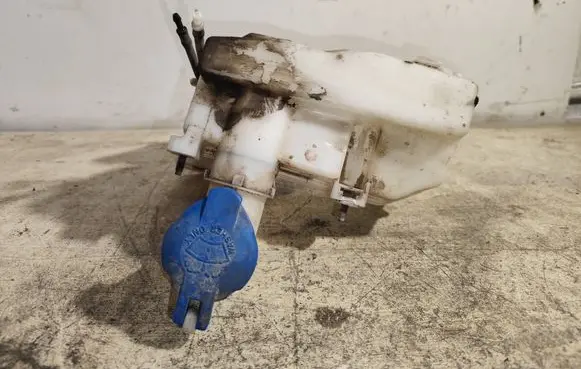 Windshield washer fluid reservoir/tank