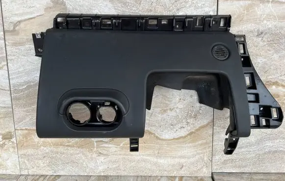 Maserati Levante Dashboard lower bottom trim panel 105883251C 670047404 FA00AA785262