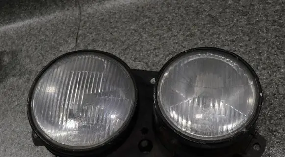 BMW 5 E28 Headlight/headlamp 310110480