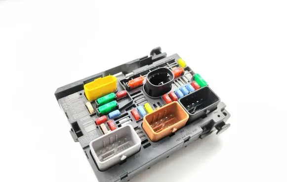 Peugeot Partner Fuse module 9807028780