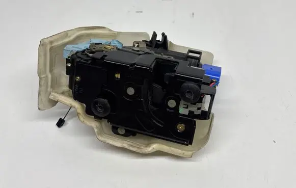 Volkswagen Golf Plus Rear door lock 7L0839015