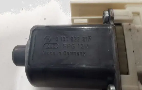 Ford Focus Front door window regulator motor 4M5T14A389 995208101 0130822217