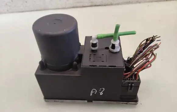 Audi A8 S8 D2 4D Central locking vacuum pump 8L0862257G