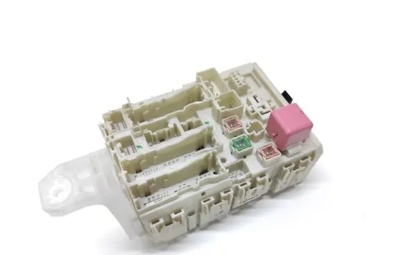 Toyota Avensis T270 Fuse module 8273005150B 13988J09