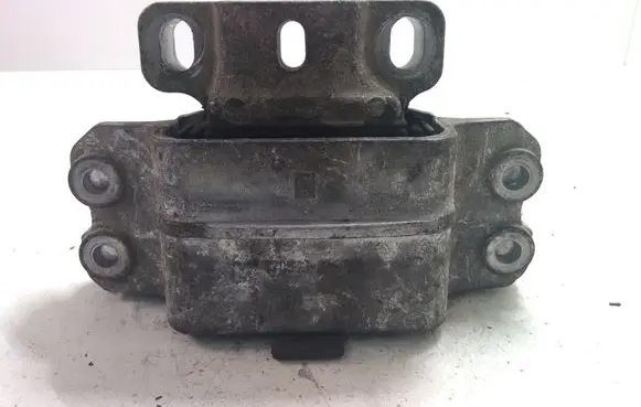 Volkswagen PASSAT B6 Engine mount bracket 3C0199555