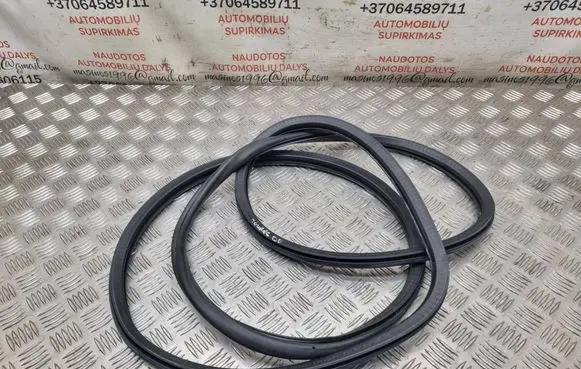 Volkswagen Touareg I Front door rubber seal 7L0867365A