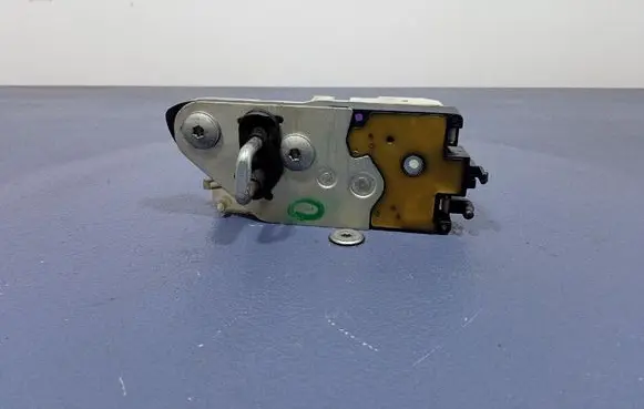 Peugeot 1007 Front door lock 