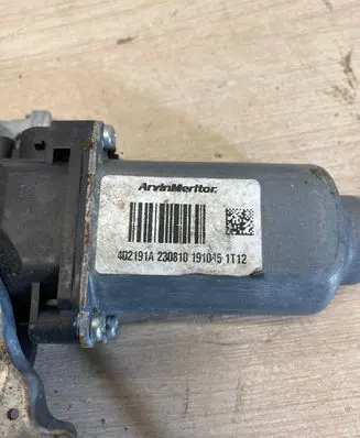 Nissan Qashqai Front door window regulator with motor 402191a