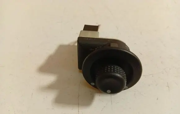 Renault Scenic II - Grand scenic II Wing mirror switch 8200000879