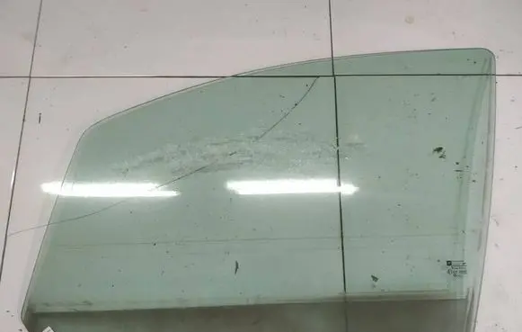 Opel Zafira B Front door window glass four-door AS2