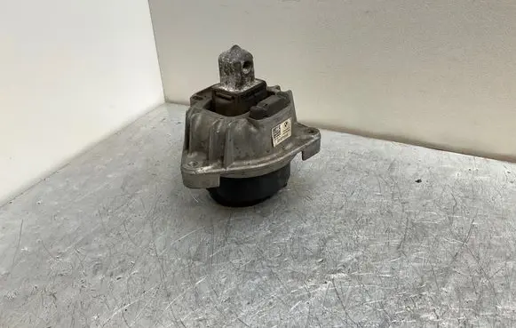 Engine mount bracket