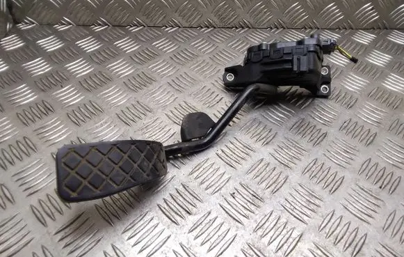 Accelerator throttle pedal