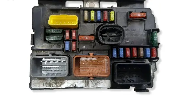 Peugeot 207 Fuse module 9662783880