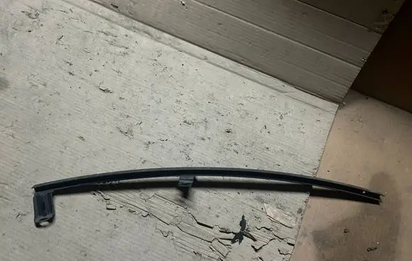 Volkswagen Golf V Rear door window/glass frame 1K6839408