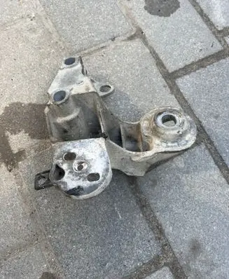 Audi A6 S6 C5 4B Engine mounting bracket 8E0199352D AESL12CU