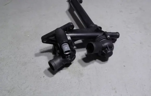 Volkswagen Golf V Thermostat/thermostat housing 03C121026K