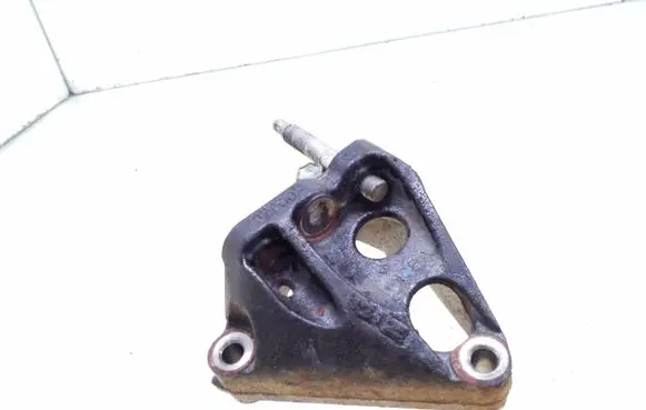 Engine mounting bracket