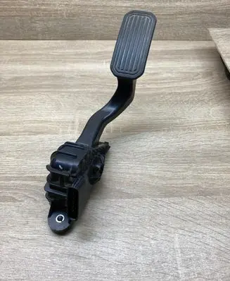 Accelerator throttle pedal