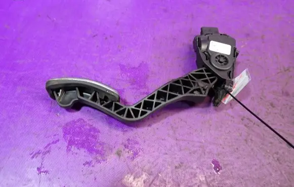 Peugeot 207 CC Accelerator throttle pedal 9681844080