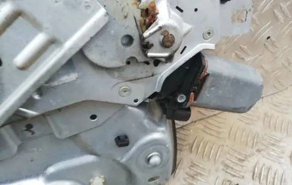 Renault Laguna I Front door window regulator motor