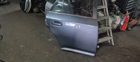 Toyota Avensis T270 Rear door