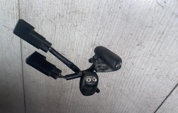 Windshield washer spray nozzle