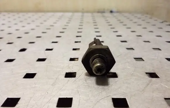 Volkswagen Touran I Oil pressure sensor 038919081D