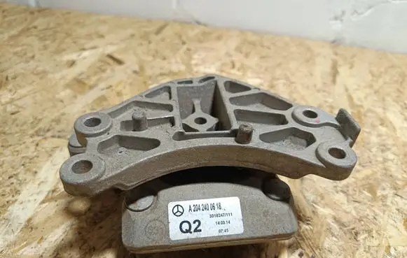 Mercedes-Benz CLS C218 X218 Gearbox mounting bracket A2042400618 33182471