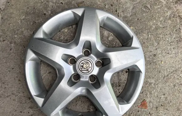 Vauxhall Astra H R16 wheel hub/cap/trim 13240543QE