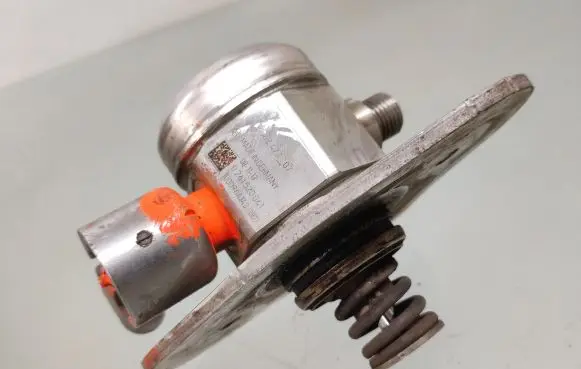 BMW 3 E90 E91 Fuel injection high pressure pump 7562473