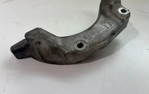 Volvo XC90 A/C compressor mount bracket 31401869