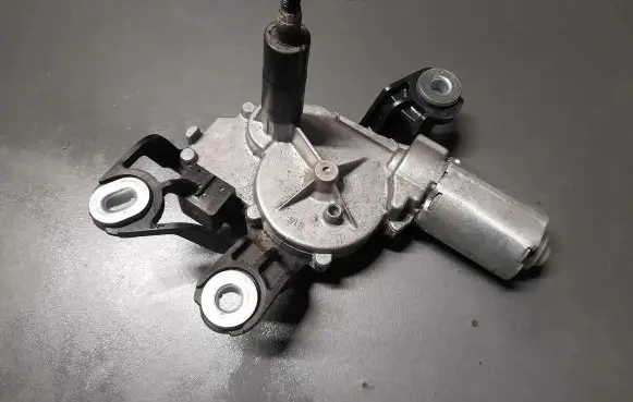 Volkswagen Golf V Wiper motor